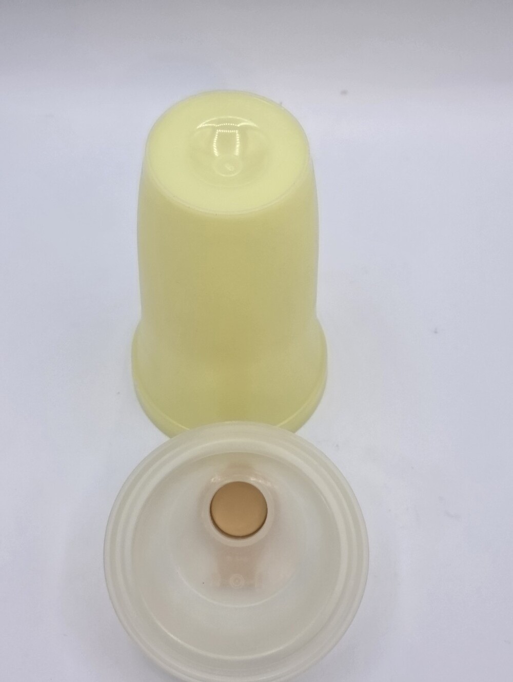 Vintage Tupperware Quick Shake Container - Picture 4 of 4